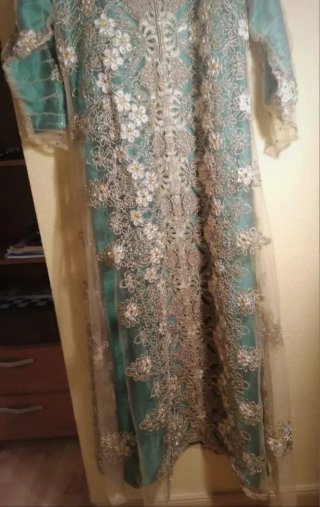 Vestido de fiesta verde con detalles dorados