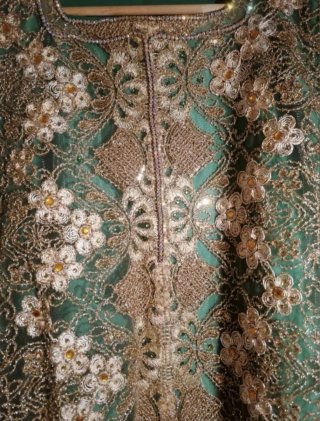 Vestido de fiesta verde con detalles dorados