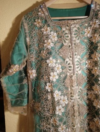Vestido de fiesta verde con detalles dorados