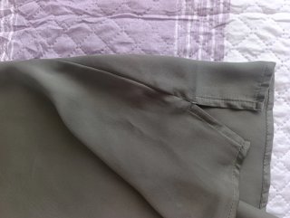 2 Blusas de raso tirantes T36. Colores,roja, verde