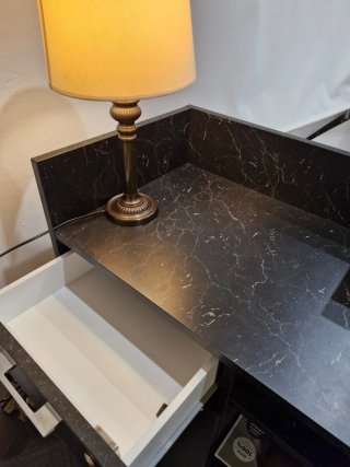 Mueble de recepción negro y blanco