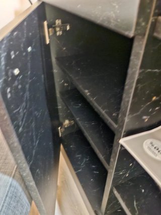 Mueble de recepción negro y blanco