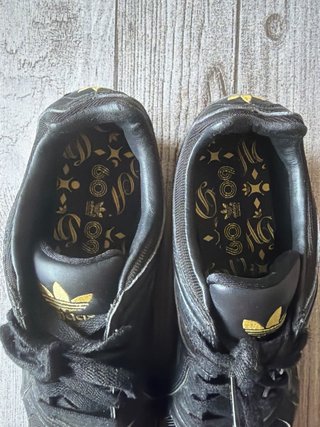 Adidas Goodyear BHM Negra y Dorada Ed. Limitada