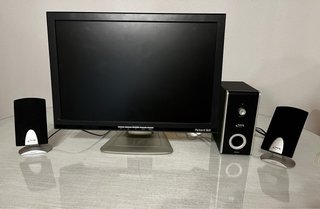 Pantalla Packard Bell + Altavoces NGS