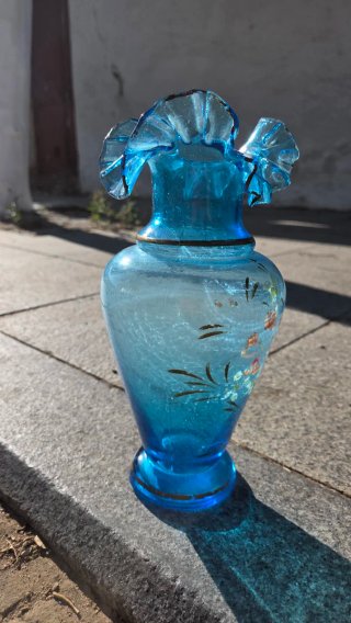 Jarrón de cristal azul con detalles dorados