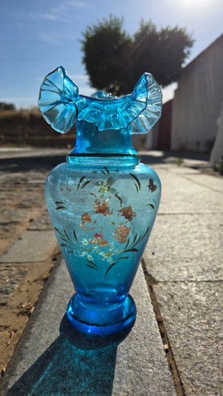 Jarrón de cristal azul con detalles dorados