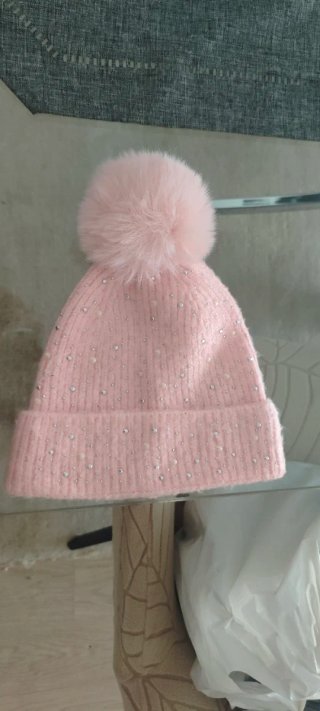 Gorro rosa con pompón y pedrería