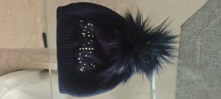 Gorro azul con pompón y pedrería