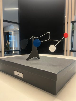 Escultura cinética de escritorio moderna