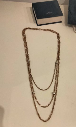 Collar largo dorado con perlas