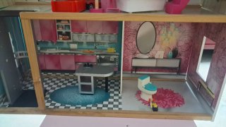 Casa de muñecas rosa con muebles