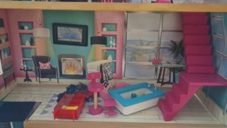 Casa de muñecas rosa con muebles