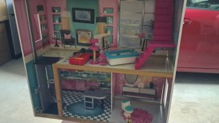 Casa de muñecas rosa con muebles