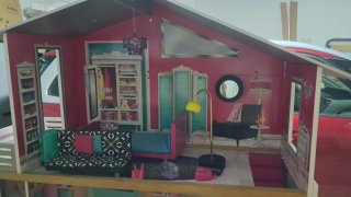 Casa de muñecas rosa con muebles