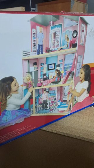 Casa de muñecas rosa con muebles