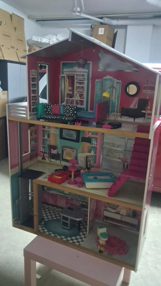 Casa de muñecas rosa con muebles