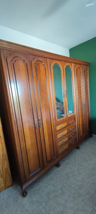 Armario de madera con puertas de cristal