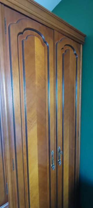Armario de madera con puertas de cristal