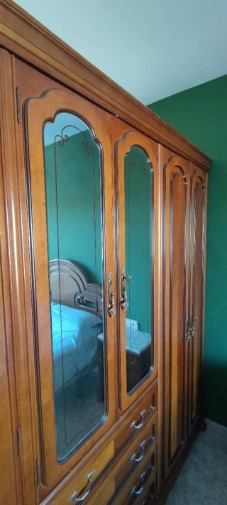 Armario de madera con puertas de cristal