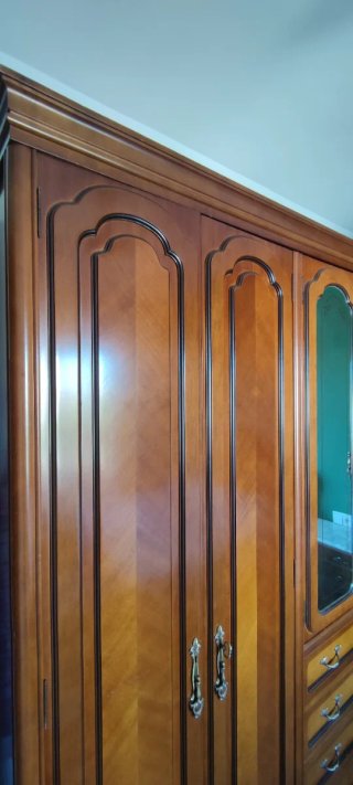 Armario de madera con puertas de cristal