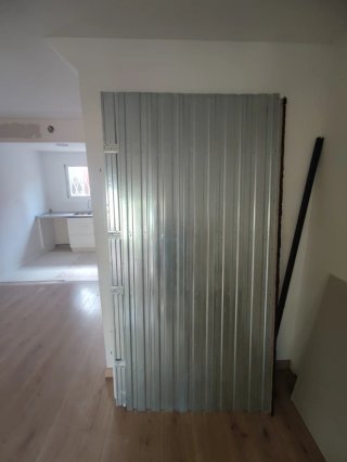 Puerta corredera con cajón empotrable