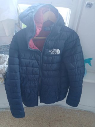 Chaqueta The North Face azul y roja