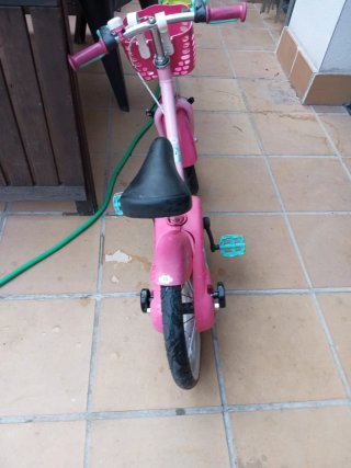 Bicicleta infantil rosa con cesta