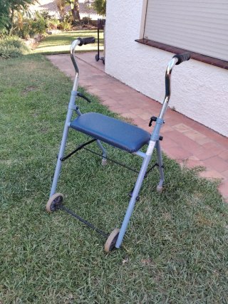 Andador con ruedas y asiento