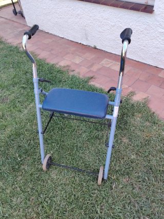 Andador con ruedas y asiento