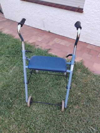 Andador con ruedas y asiento