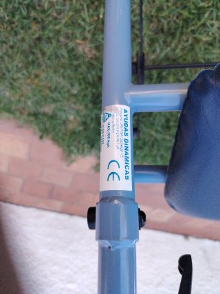 Andador con ruedas y asiento