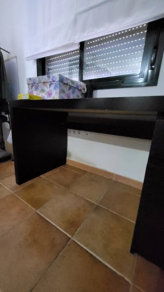Escritorio negro con cajones