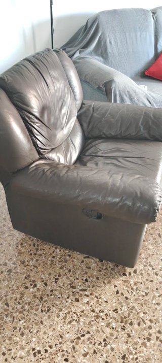 2 Sillones reclinables de cuero marrón.