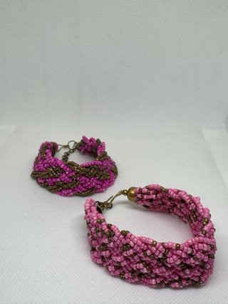 Pulsera artesanal trenzada fucsia y marrón