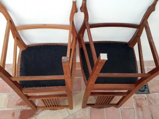 Sillas de madera de nogal talladas