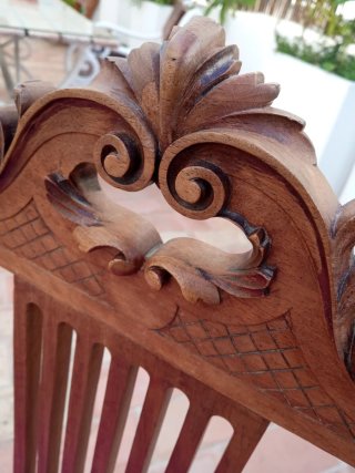 Sillas de madera de nogal talladas