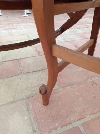 Sillas de madera de nogal talladas