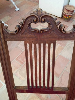 Sillas de madera de nogal talladas