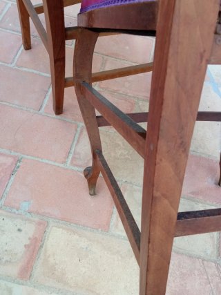 Sillas de madera de nogal talladas