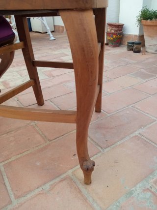 Sillas de madera de nogal talladas