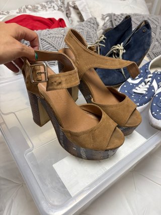 Zapatos de tacón marrón y multicolor