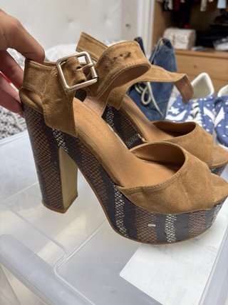 Zapatos de tacón marrón y multicolor