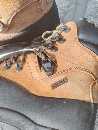 Botas de montaña marrones y negras, marca Bestard