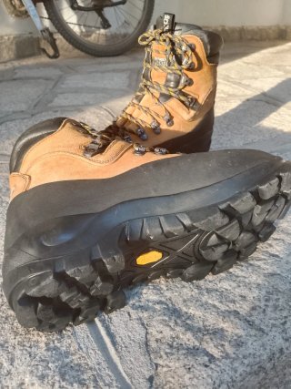 Botas de montaña marrones y negras, marca Bestard