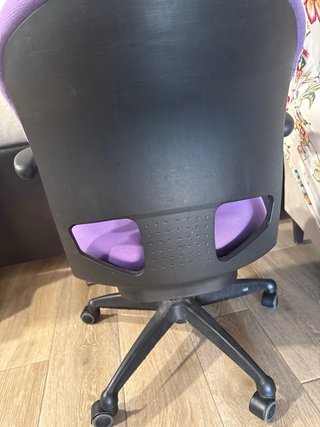 Silla de oficina morada y negra