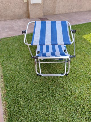 Hamaca de playa plegable azul y blanca