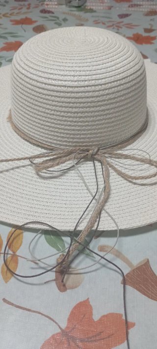 Sombrero de playa beige con banda naranja