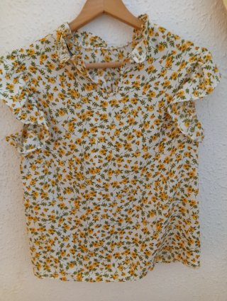 Blusa floral blanca y amarilla