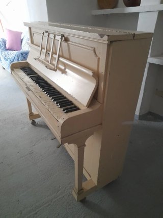 Piano vertical Monington & Weston