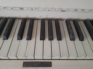 Piano vertical Monington & Weston